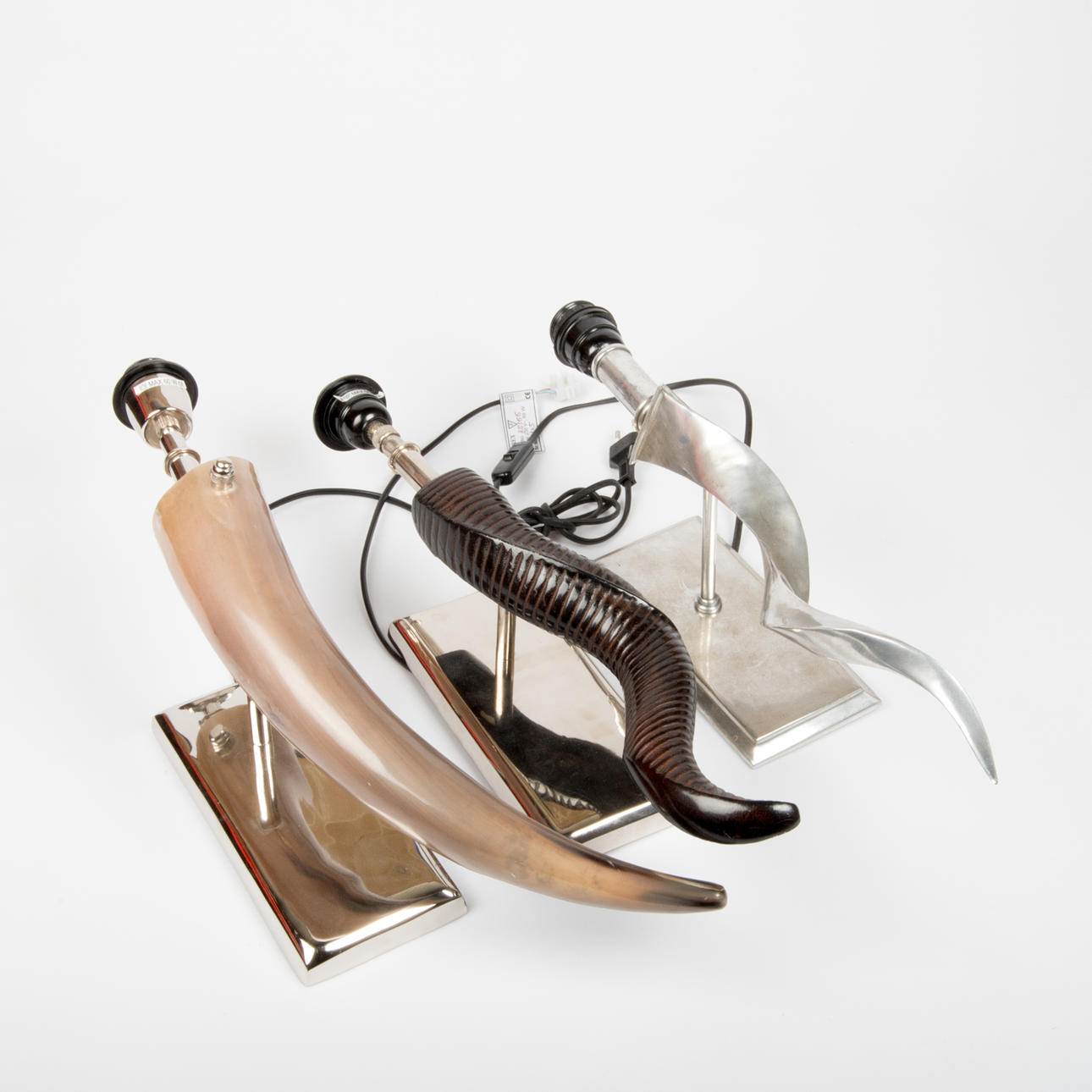 VÄGGLAMPOR, 3 stycken, kromade väggfästen.