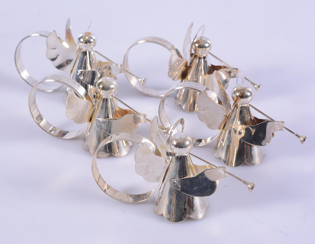 SERVETTRINGAR, 5 stycken, vitmetall.