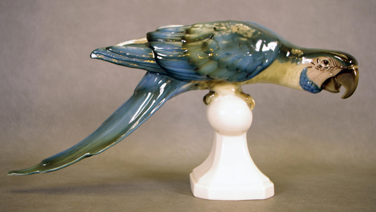 PORSLINSFIGUR, papegoja, Royal Dux, Tjeckoslovakien.