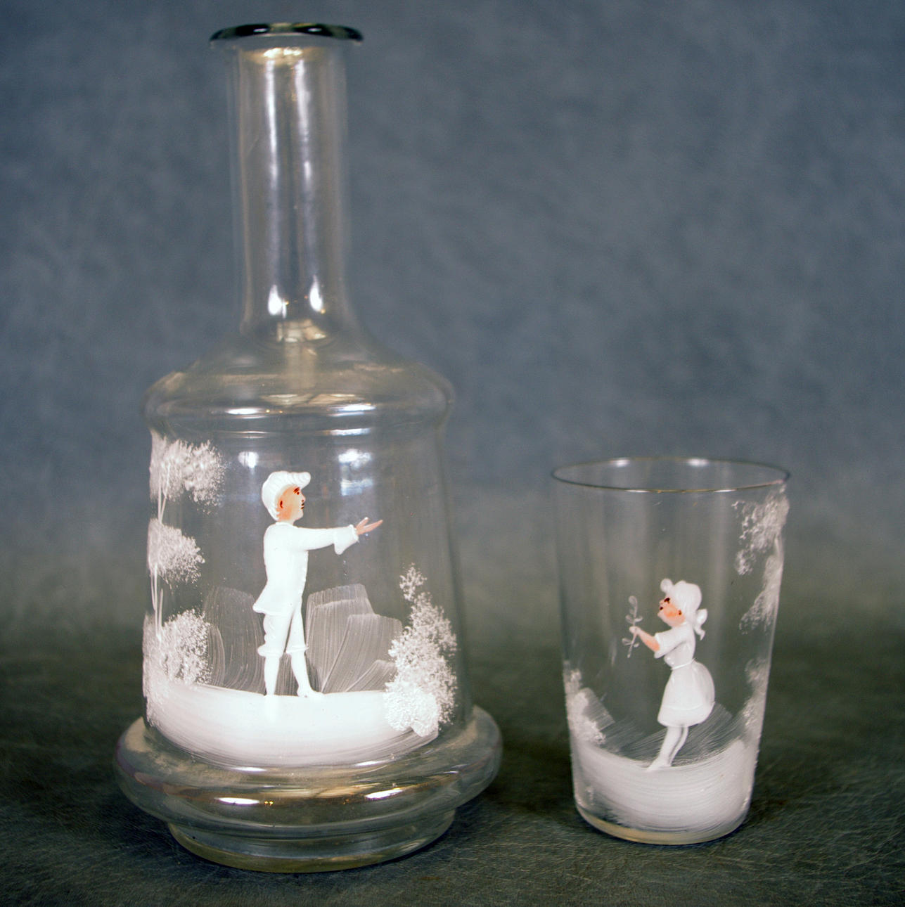 VATTENFLASKA MED GLAS, målad dekor, sekelskiftet 18/1900.