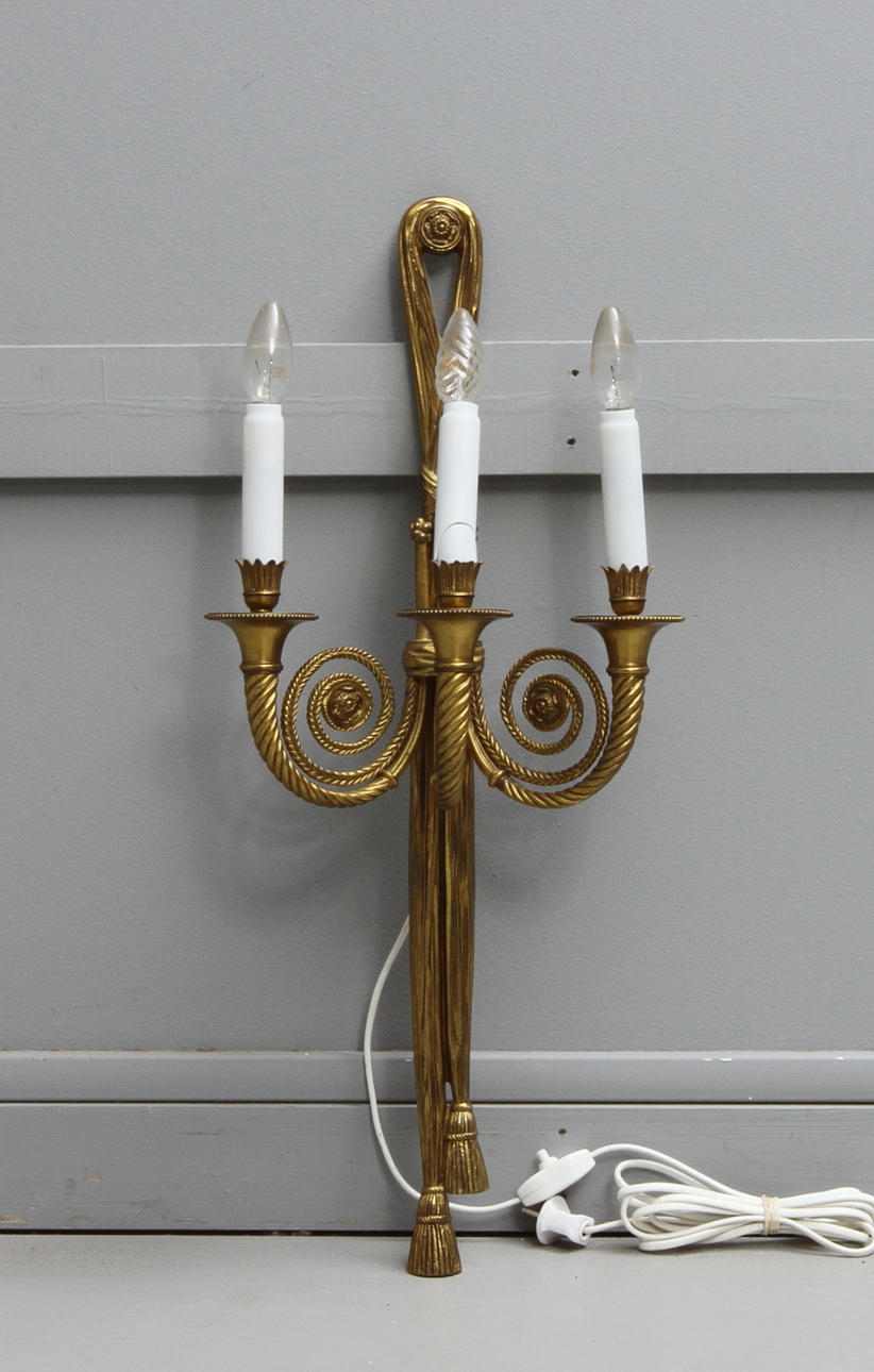 VÄGGLAMPETT, med tre lamparmar, metall, 1900-tal.