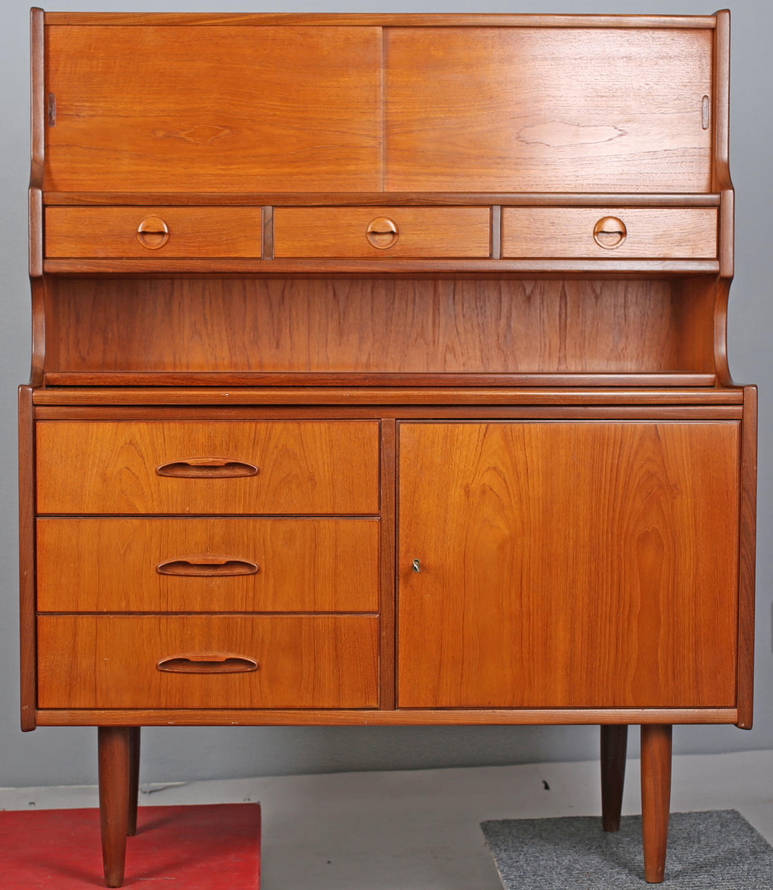 SKÅP MED HYLLA, teak, 1950/60-tal.