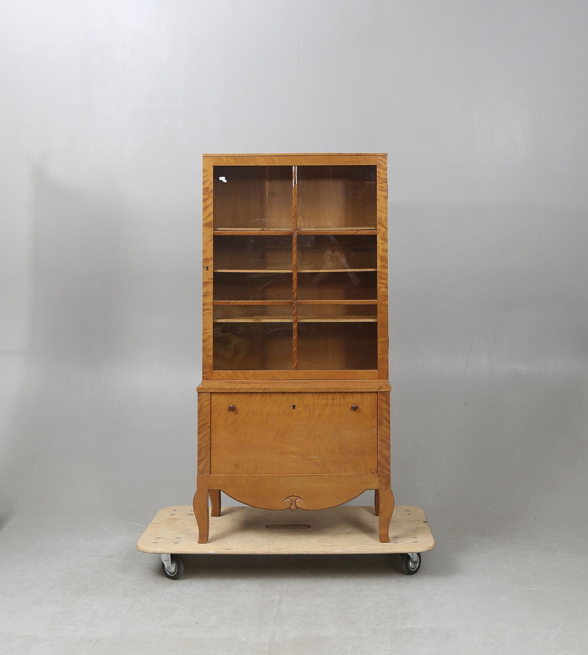 SKÅP med vitrindel, björk, 1930/1940-tal.