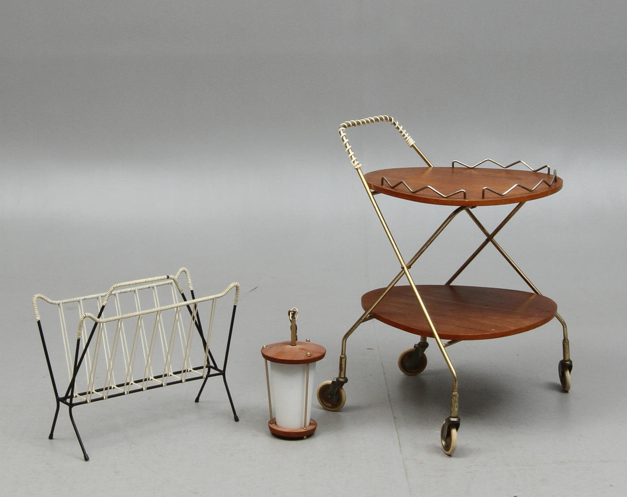 SERVERINGSVAGN, TIDNINGSSTÄLL samt TAKLAMPA, 1950/60-tal.