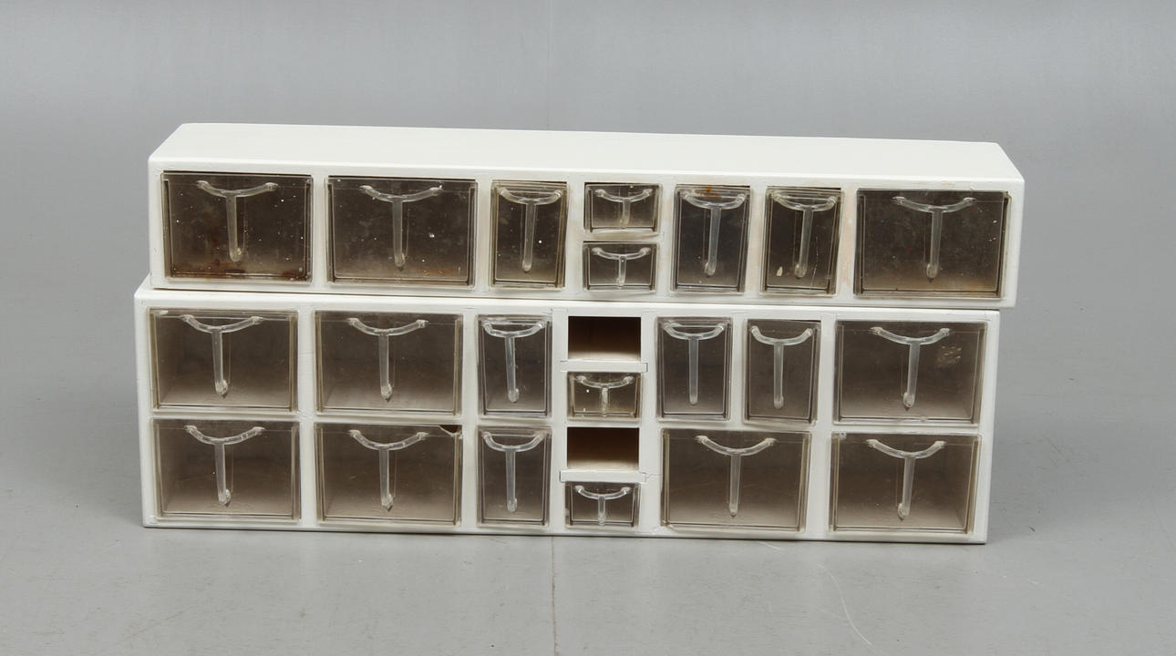 SPECERIHYLLOR 2 st med lådor i plast, Reda Lyx.