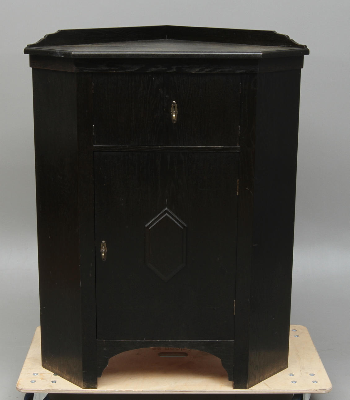 HÖRNSKÅP, jugend, 1900-tal.