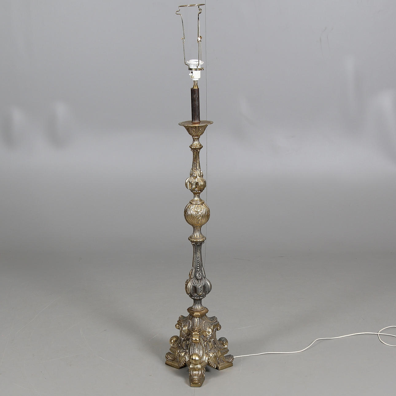 LÁMPARA DE PIE, latón, estilo Luis XV, 1900.