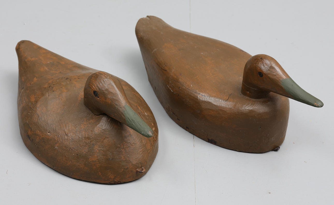 VETTAR, 2 st, målat trä, Ivar Vinberg Grebbestad, omkring 1920.