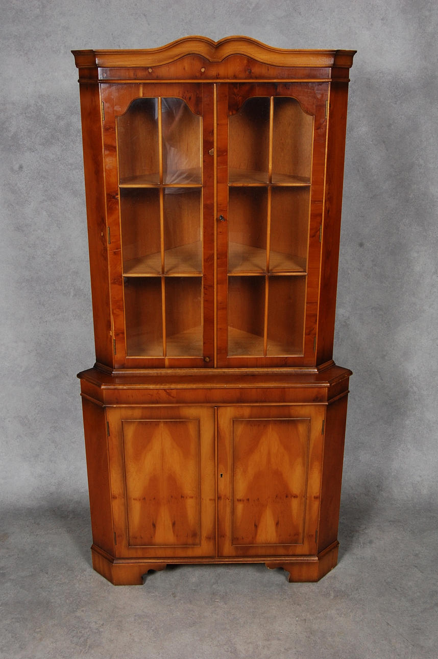 HÖRNSKÅP, engelsk stil, 1900-tal.