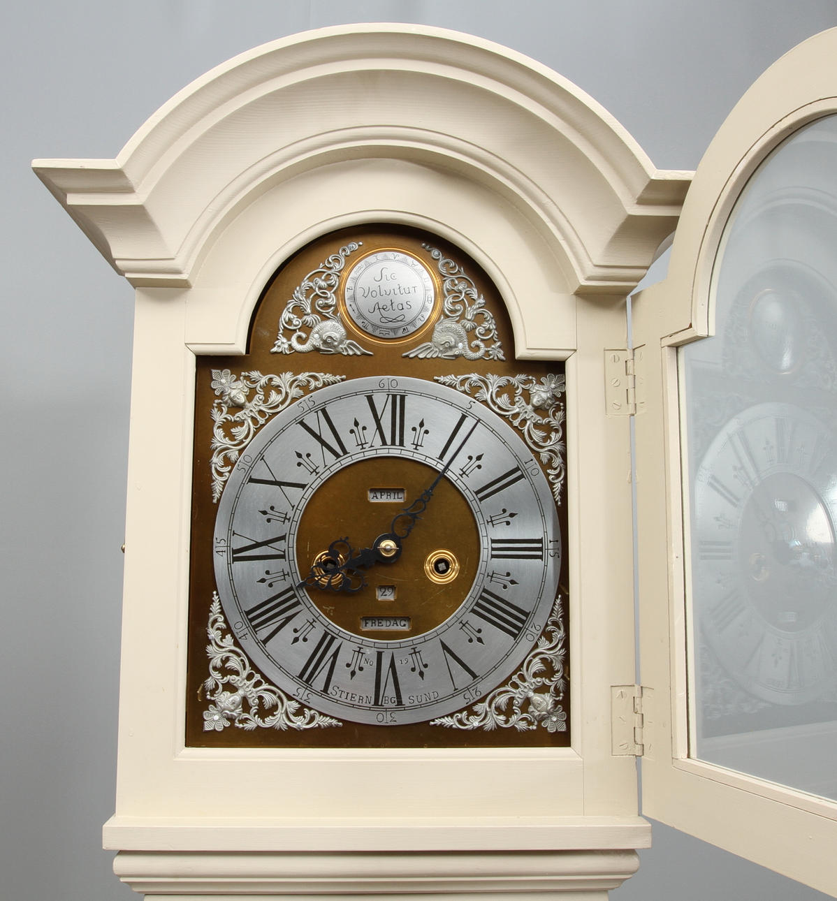 GOLVUR med kalenderverk, gustaviansk stil, 1900-tal.