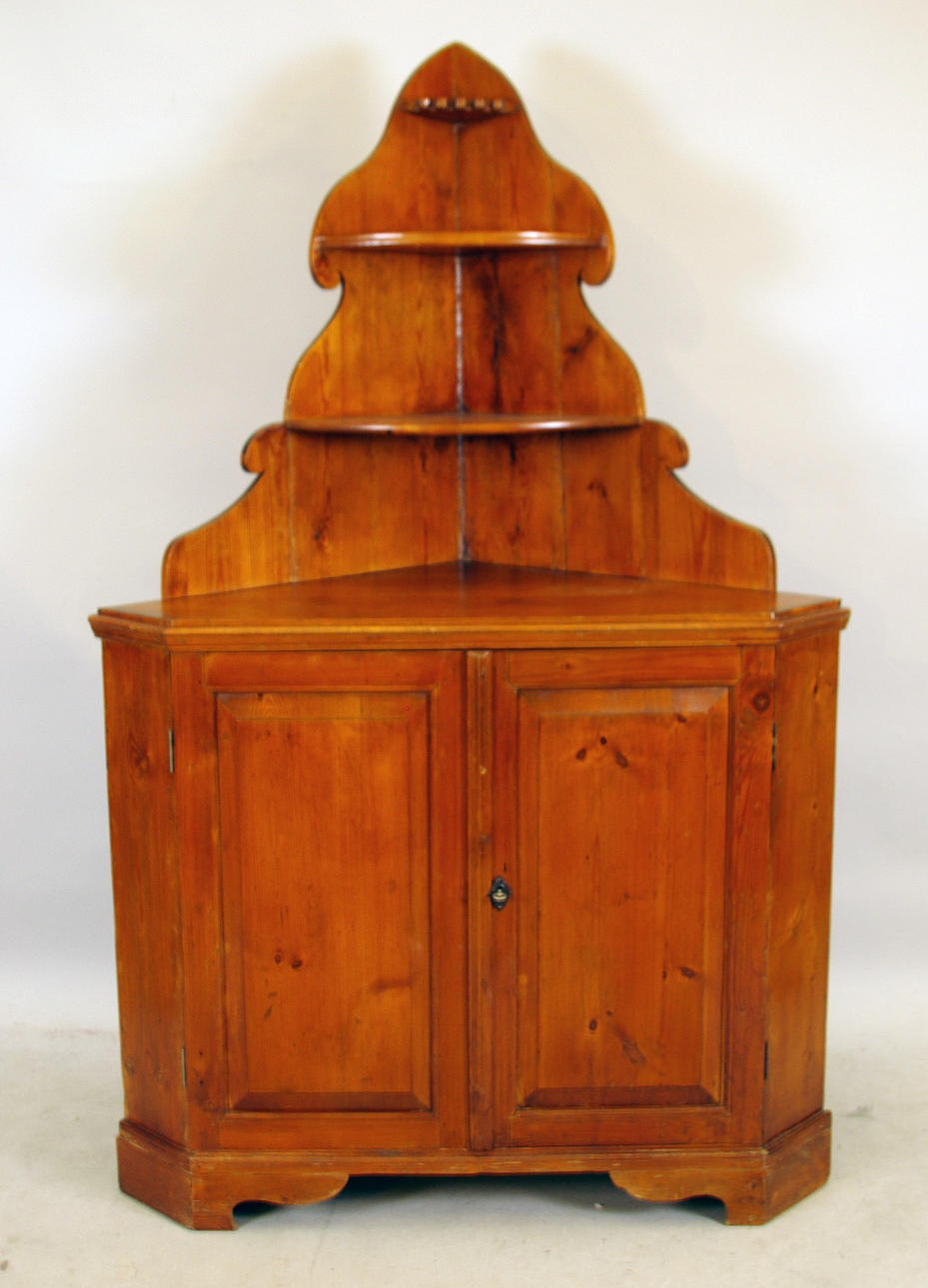 ECKSCHRANK, Kiefer, 19. Jahrhundert.