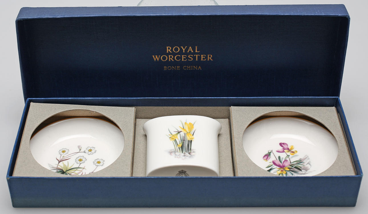 CIGARETTSET I ORIGINALFÖRPACKNING, 3 delar, benporslin, Royal Worcester, England.