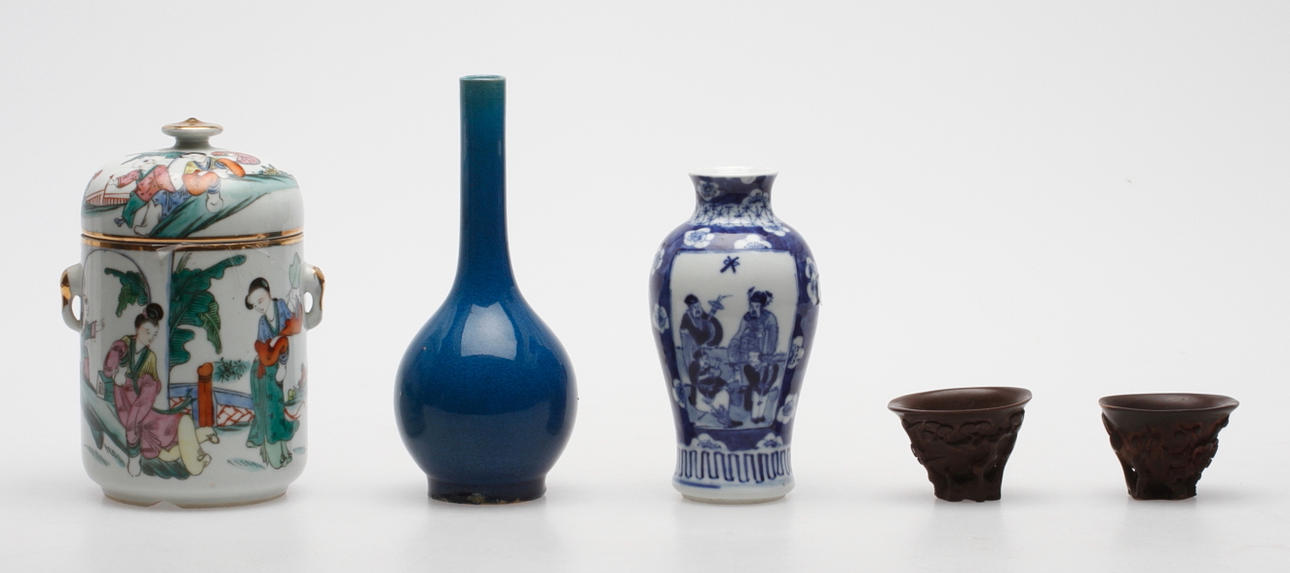 OSTINDISKAFÖREMÅL, 5 delar, bl.a. porslin, 1900-tal.