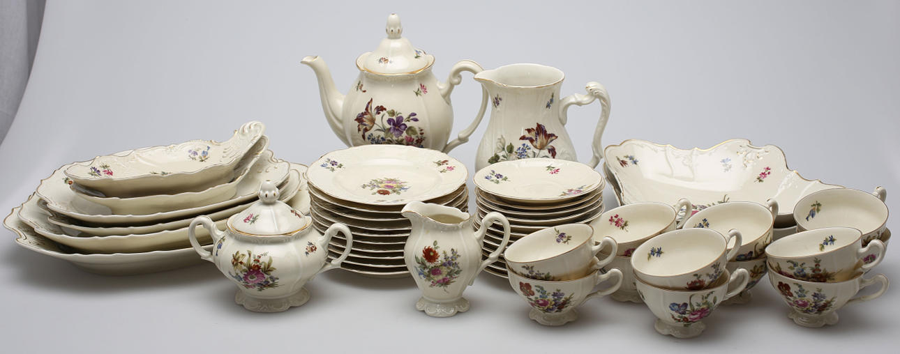 MAT OCH KAFFESERVISDELAR, 70 delar, porslin, Schlaggenwald, Czechoslovakia.