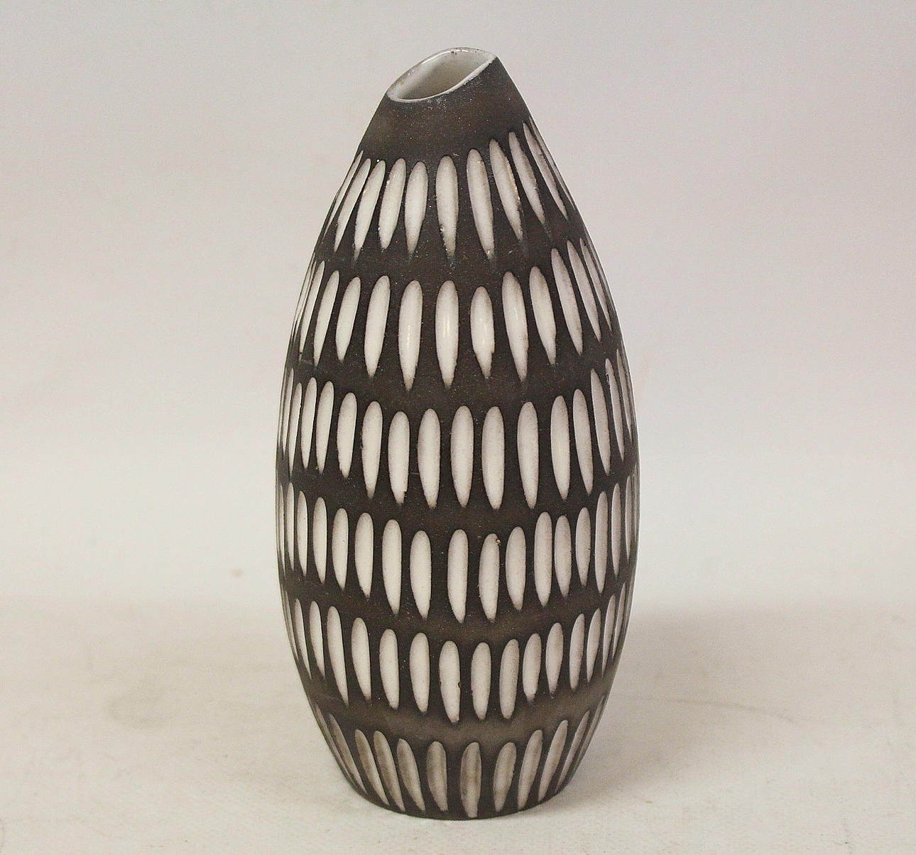 INGRID ATTERBERG. VAS, Lergods, "Negro", Upsala Ekeby.