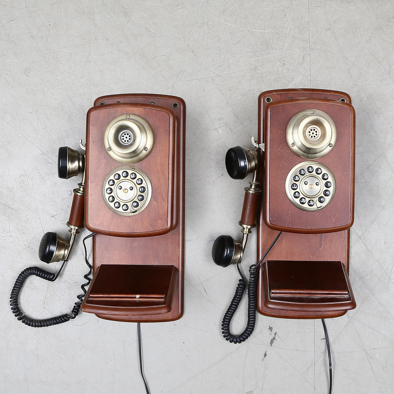 VÄGGTELEFONER, 2 st.