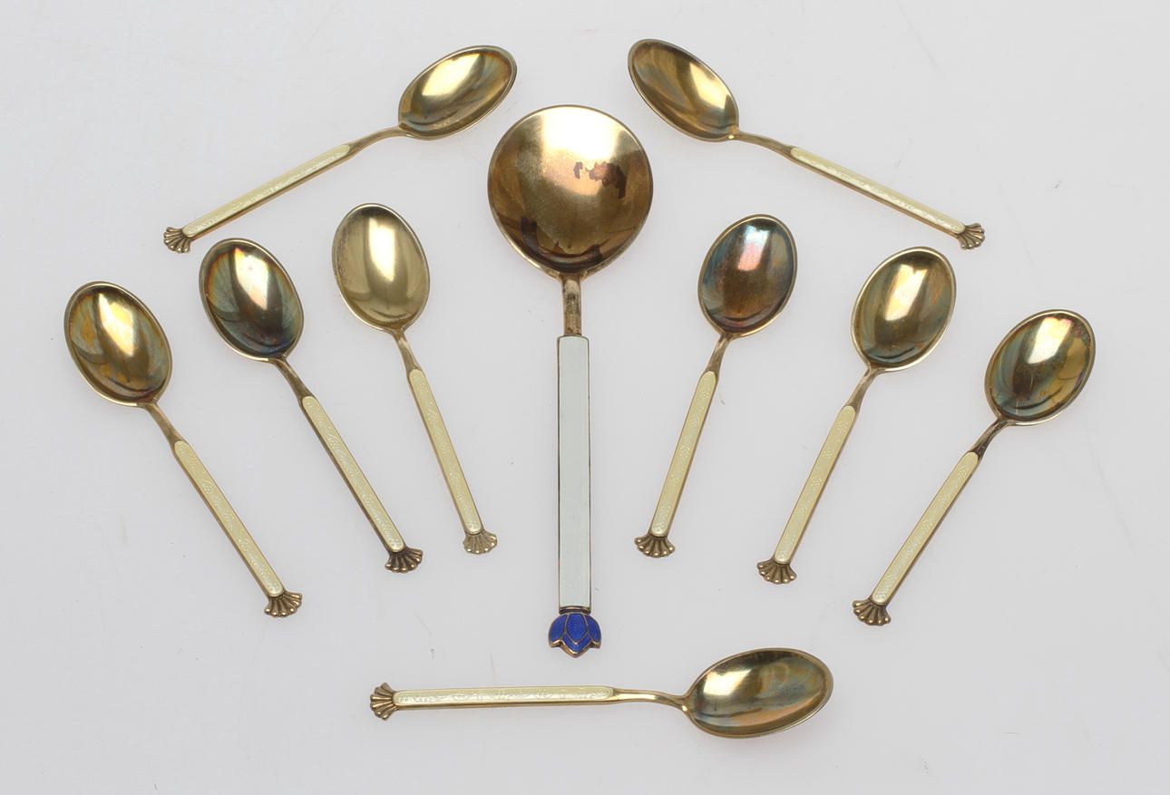 MOCCASKEDAR 9 st Aksel Holmsen Norne samt SKED, David Andersen Norge. Förgyllt silver med emalj. Tot vikt 76 gram.