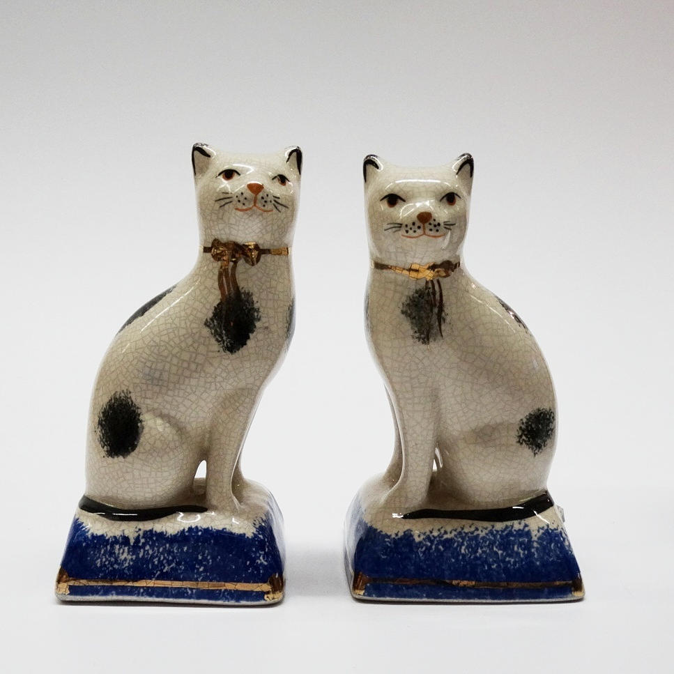 TVÅ PORSLINSKATTER.