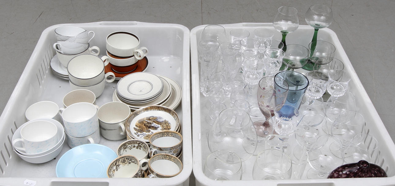 GLAS och KERAMIKFÖREMÅL, bl.a. Gustavsberg, Rörstrand, Iittala, Orrefors.