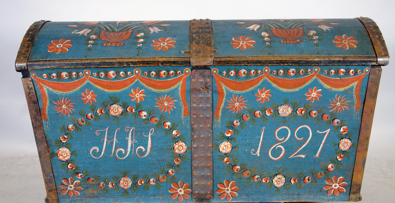 KISTA, daterad 1827, riklig blomdekor.