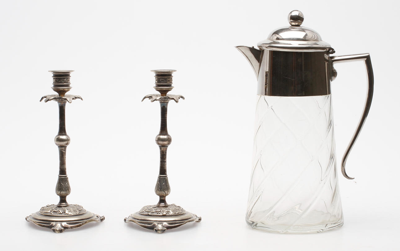 VINKANNA samt LJUSSTAKAR, metall och glas, 1900-talets början.