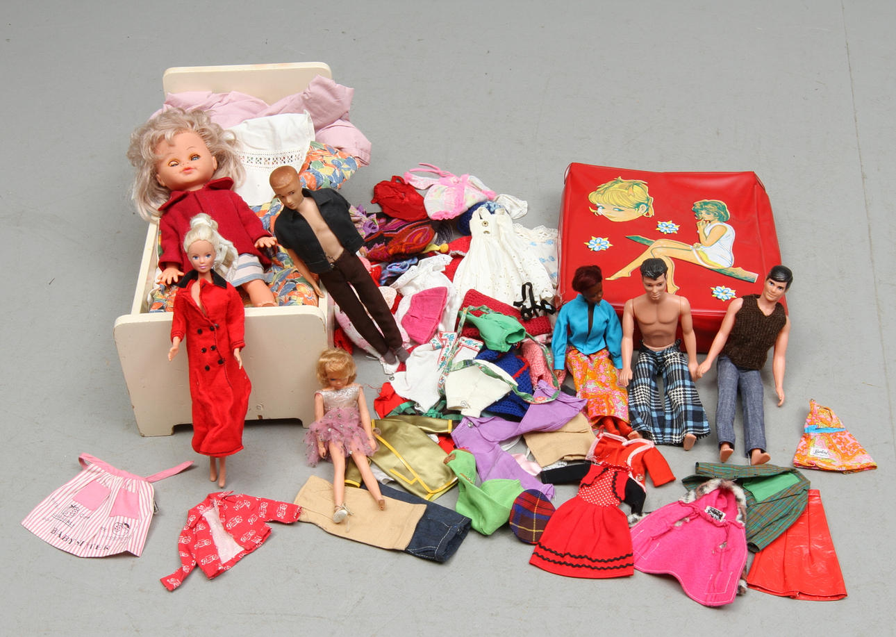 BARBIE SKIPPER SAMT andra 5 dockor. Dockkläder en del original.