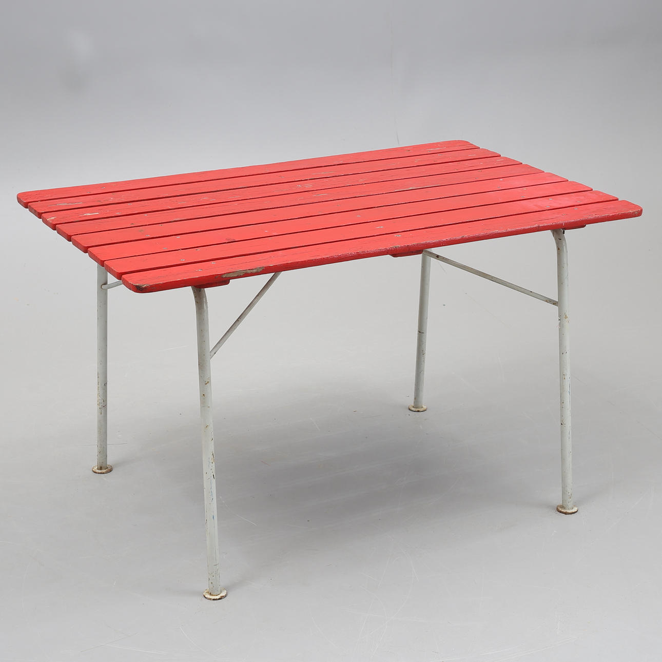 GARTENTISCH, Holz mit Metallgestell, 1950er Jahre.