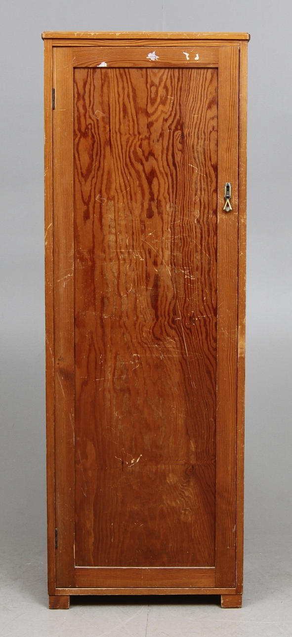 SKÅP, furu, 1900-talets första hälft.