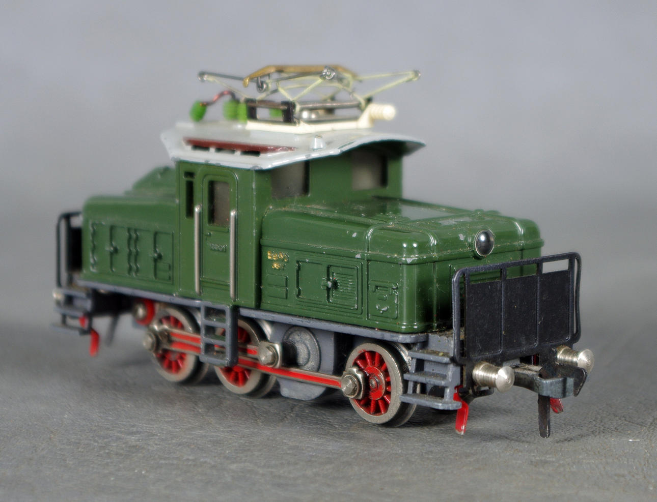 LEKSAKSLOK, grönlackerad metall, tillverkare saknas.