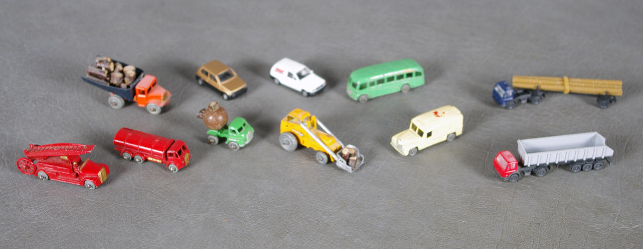 TÅGBANETILLBEHÖR, bilar m.m., metall och plast.