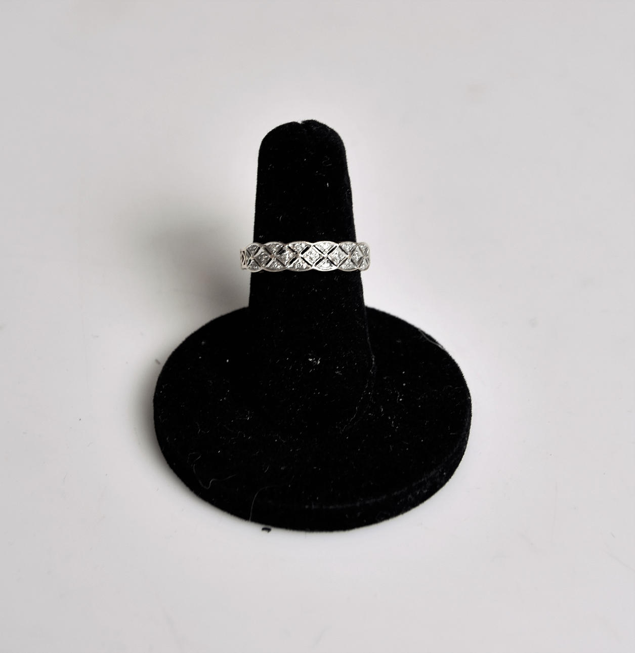 RING 18 k guld med små diamanter vikt 2.52 g.