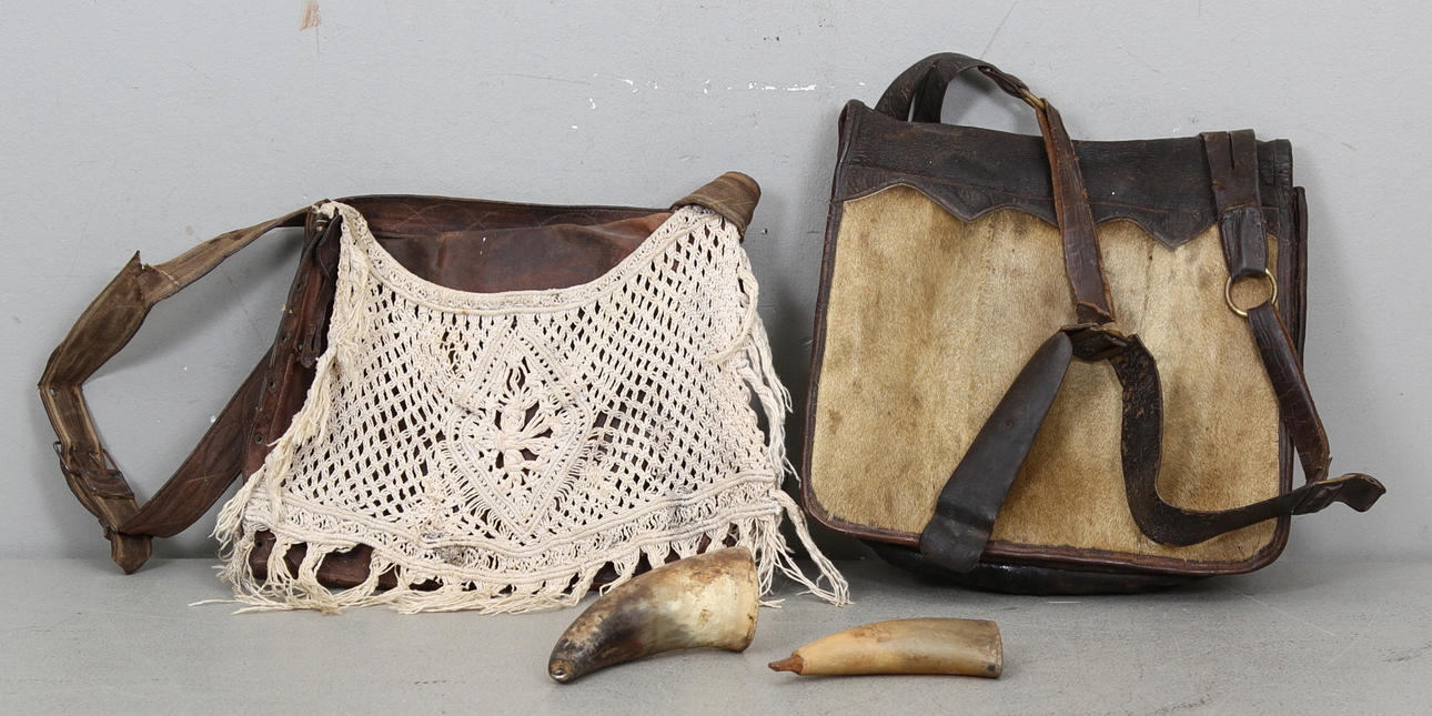 Jaktväskor och kruthorn 1800-1900-tal.