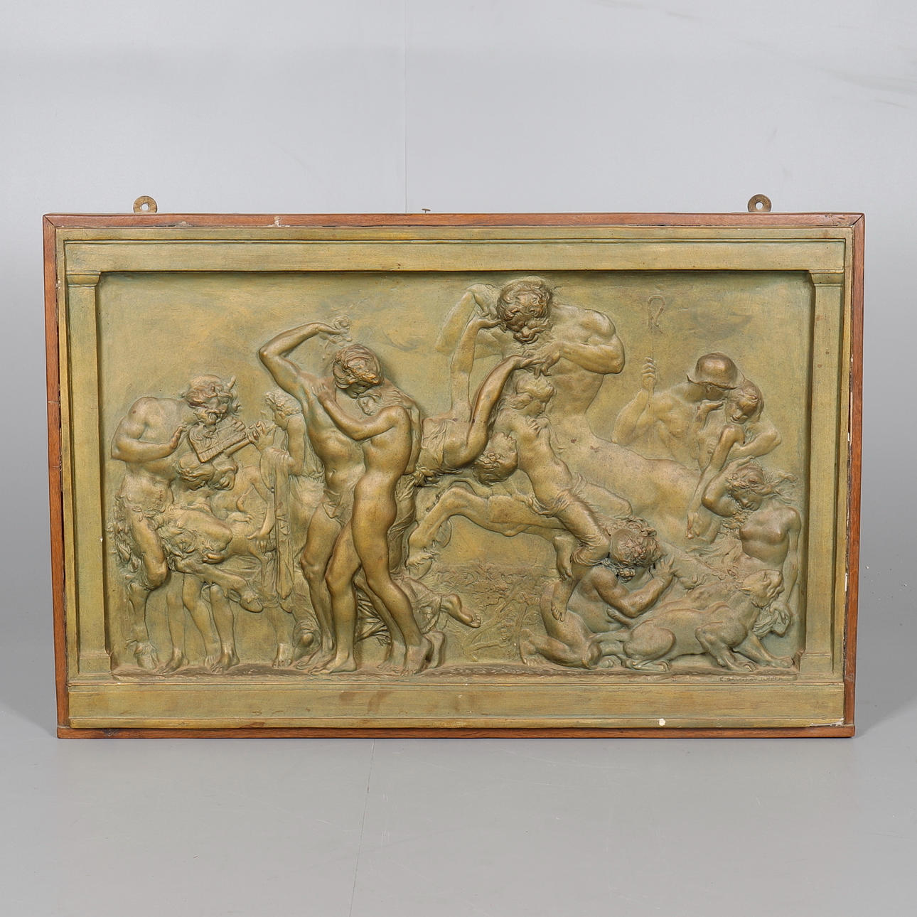 EN MALERET FORGYLDT GIPS FRIS.