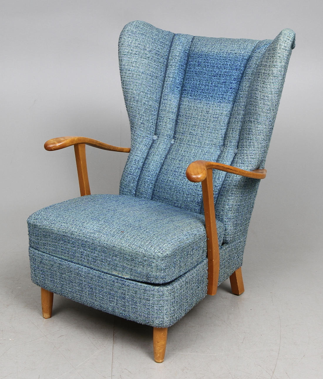 FÅTÖLJ, sk öronlappsmodell, 1940-tal.