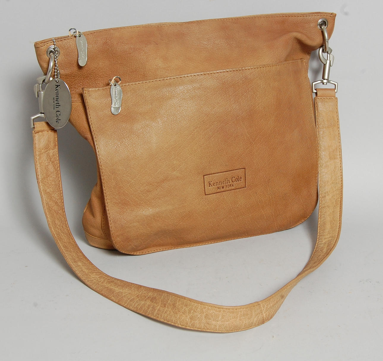 VÄSKA. skinn, Kenneth Cole.