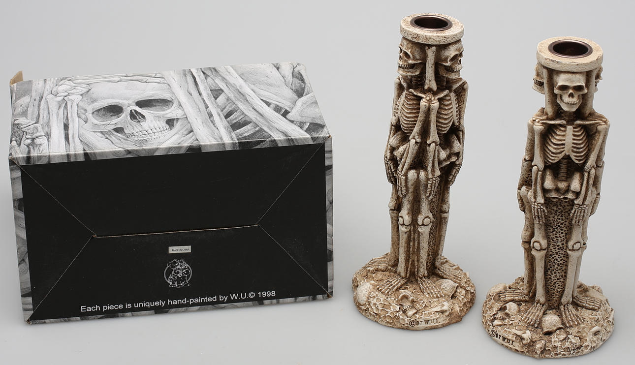 SKULLYWAGS, 2 ljusstakar i gjutmassa.