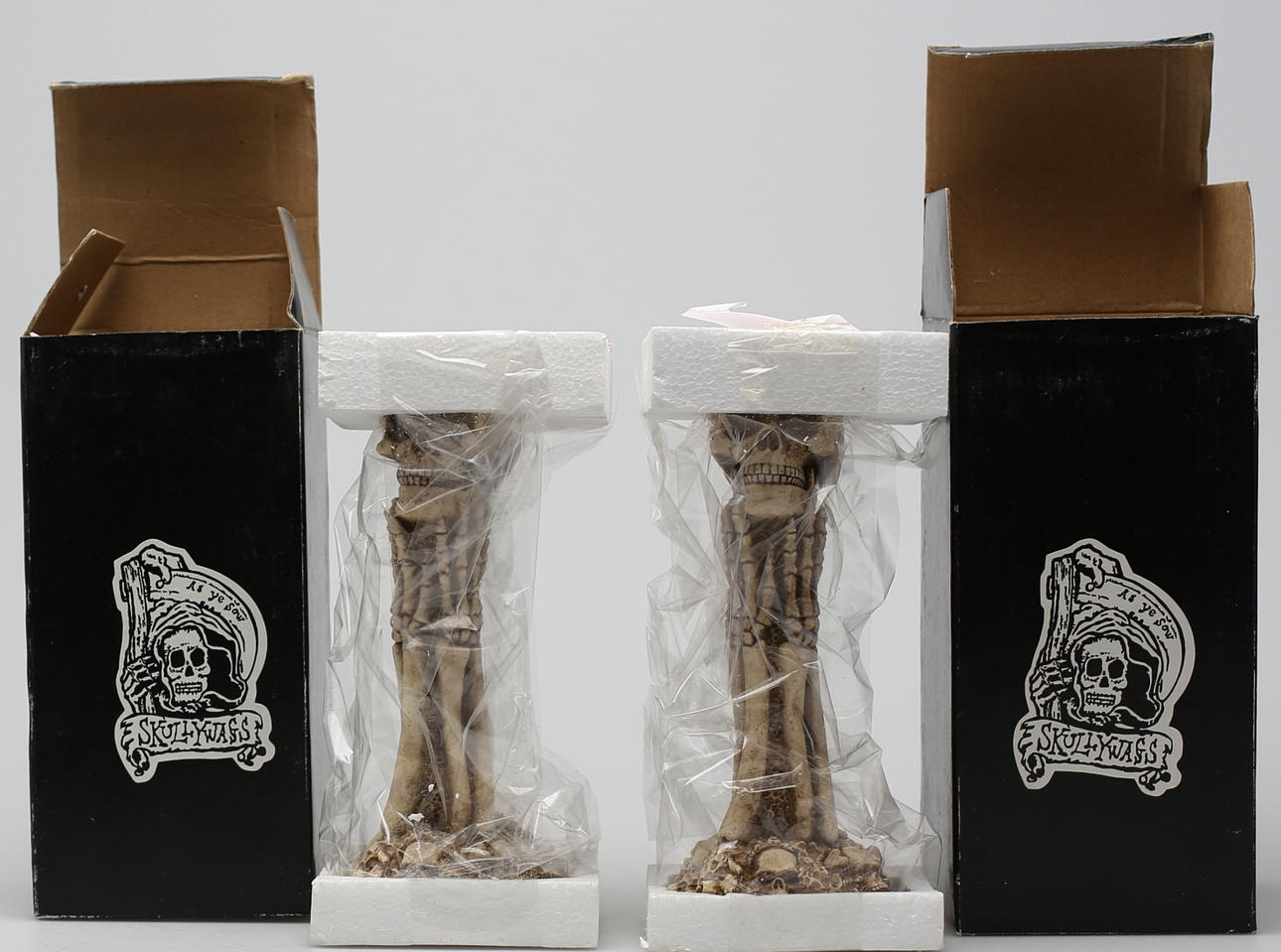 SKULLWAYS, 2 st ljusstakar i gjutmassa.