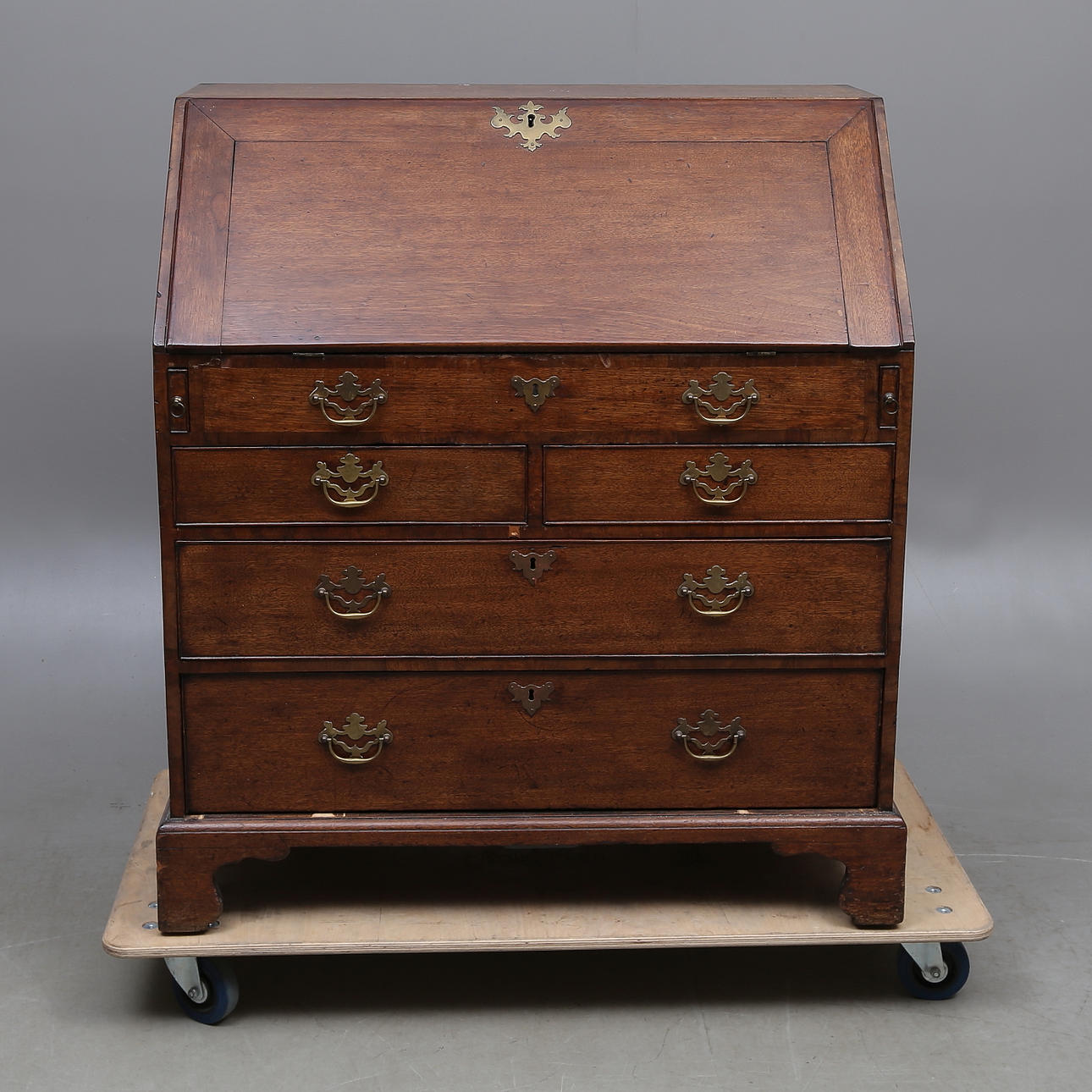 SKYDEKLAP SEKRETÆR, eg, 1700-tallet.