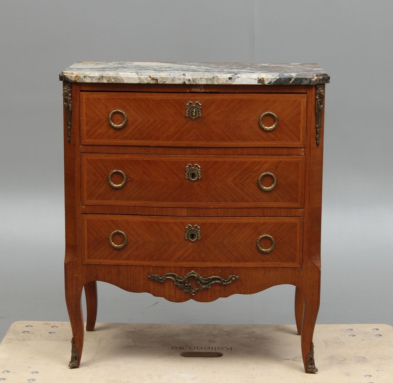 BYRÅ med stenskiva, Louis XVI-stil, 1900-tal.