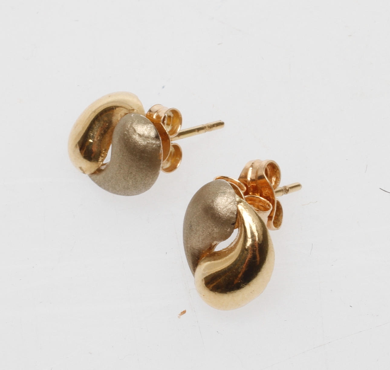 Örhängen ett par, 18k guld, 1900-tal.