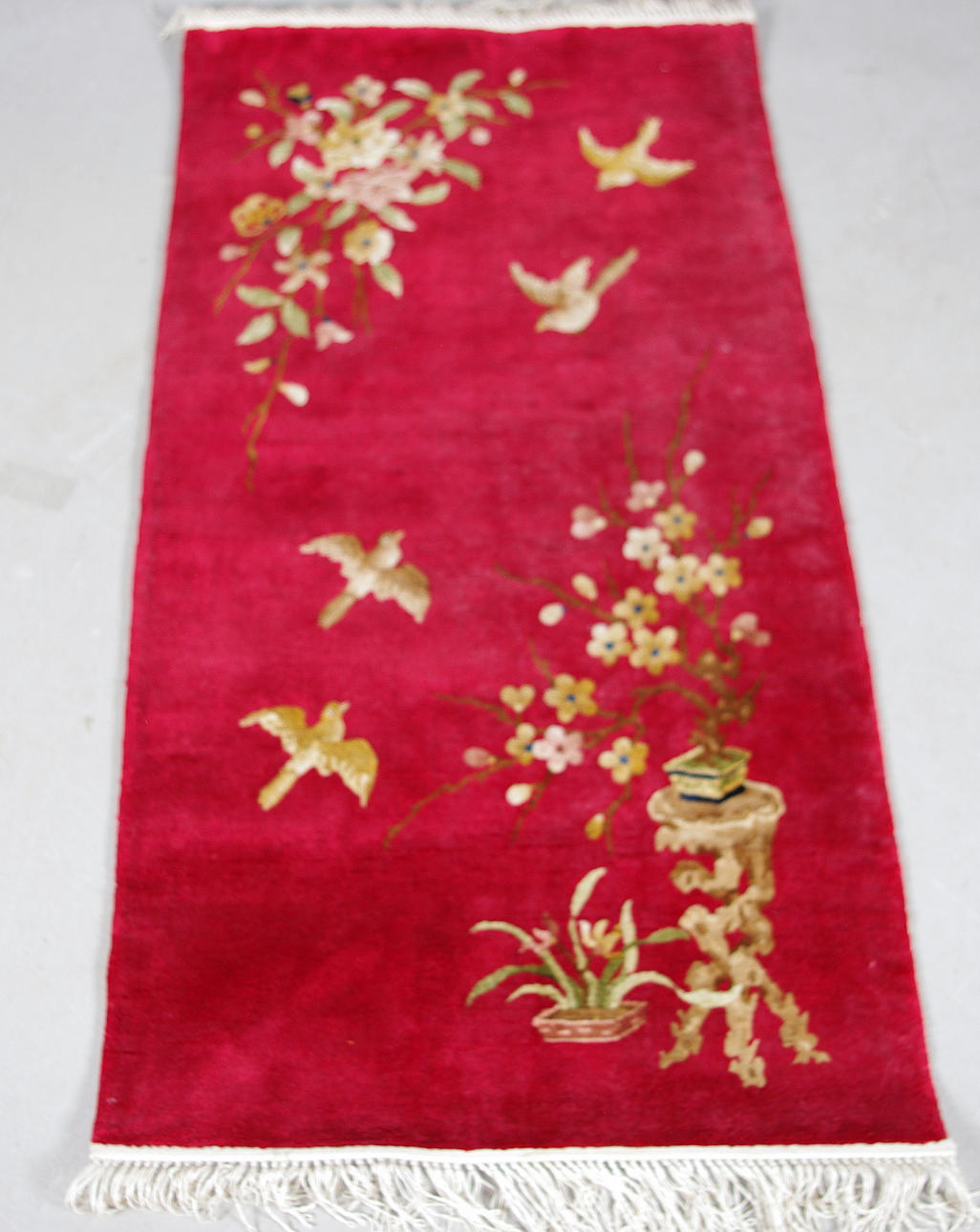 KINAMATTA, figural med silkesinslag, 125 x 61 cm.