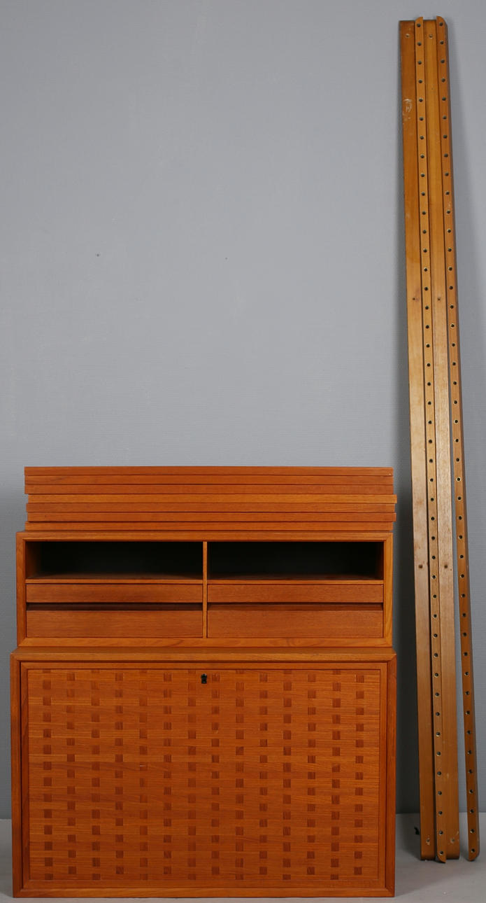 VÄGGHYLLA, System i lövträdsfanér.