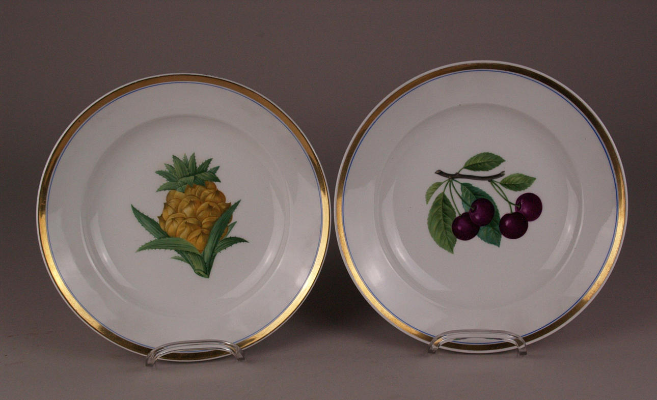 2 TELLER - KPM Berlin, Ananas- und Kirschdekor.