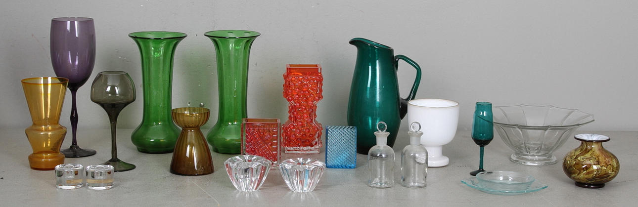 GLASFÖREMÅL, 21 delar, 1900-talets första hälft.