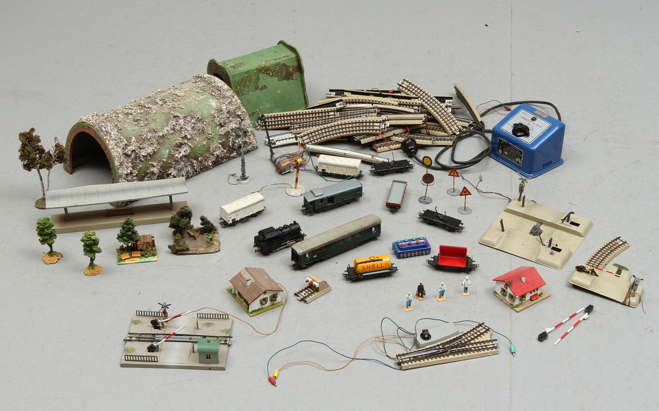 MODELLTÅG MÄRKLIN ånglok 3000, 8 vagnar, räls med mera.