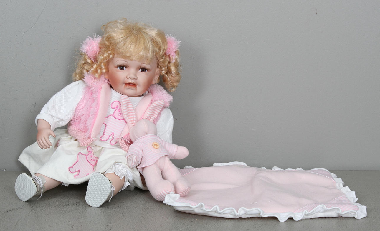 DOCKA, porslin, 1900-tal.