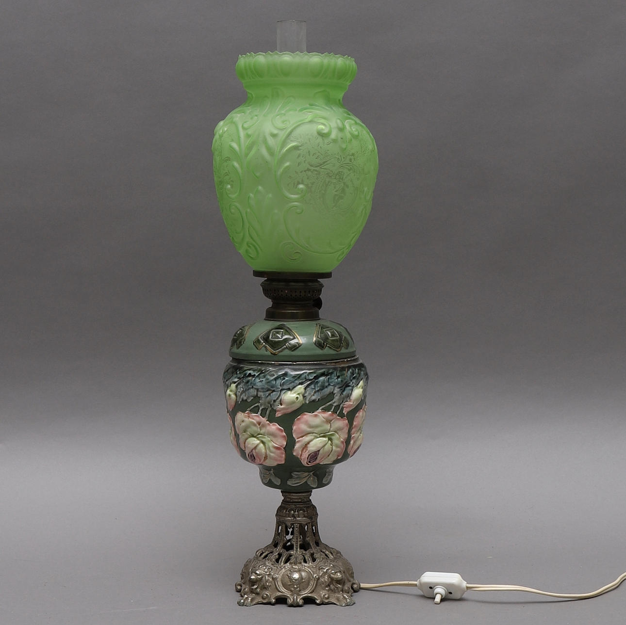 TABLE LAMP, Majolika, umgebaute Petroleumlampe, elektrisch.