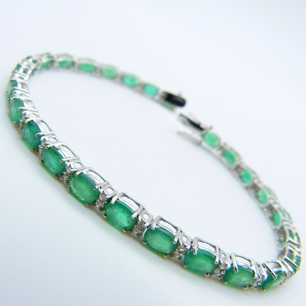EMERALD & DIAMOND BRACELET.