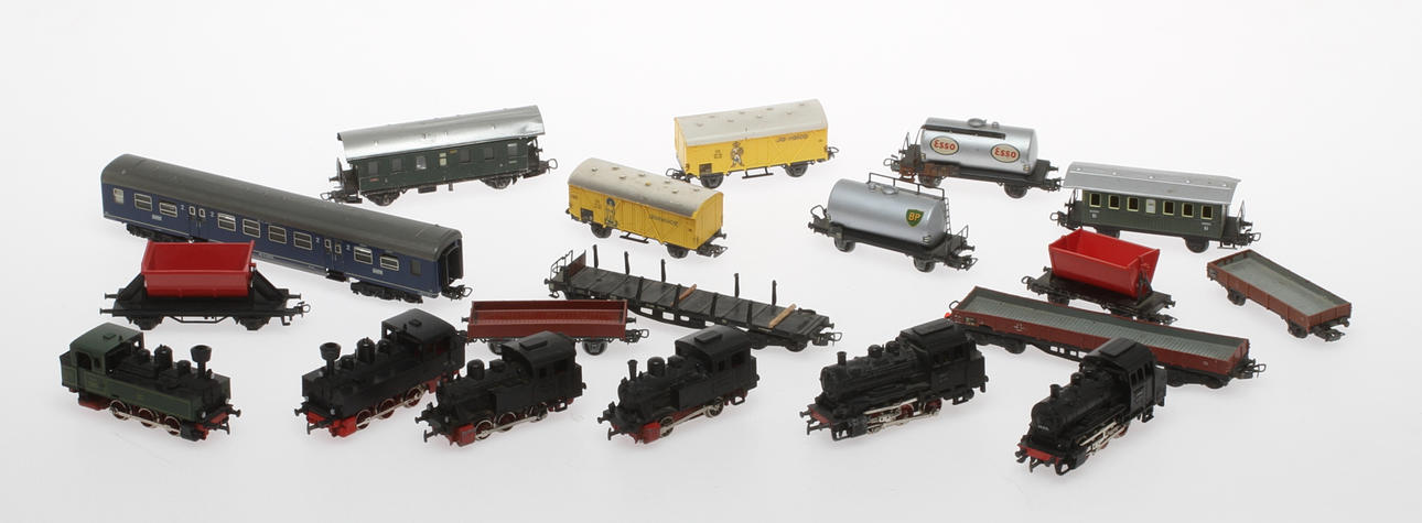 MODELLTÅG MÄRKLIN 6 små ånglok och 13 vagnar.