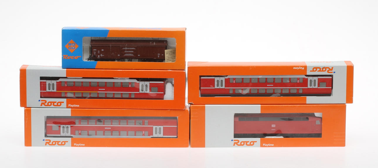 MODELLTÅG ROCO lok och 5 vagnar i originalkartong.